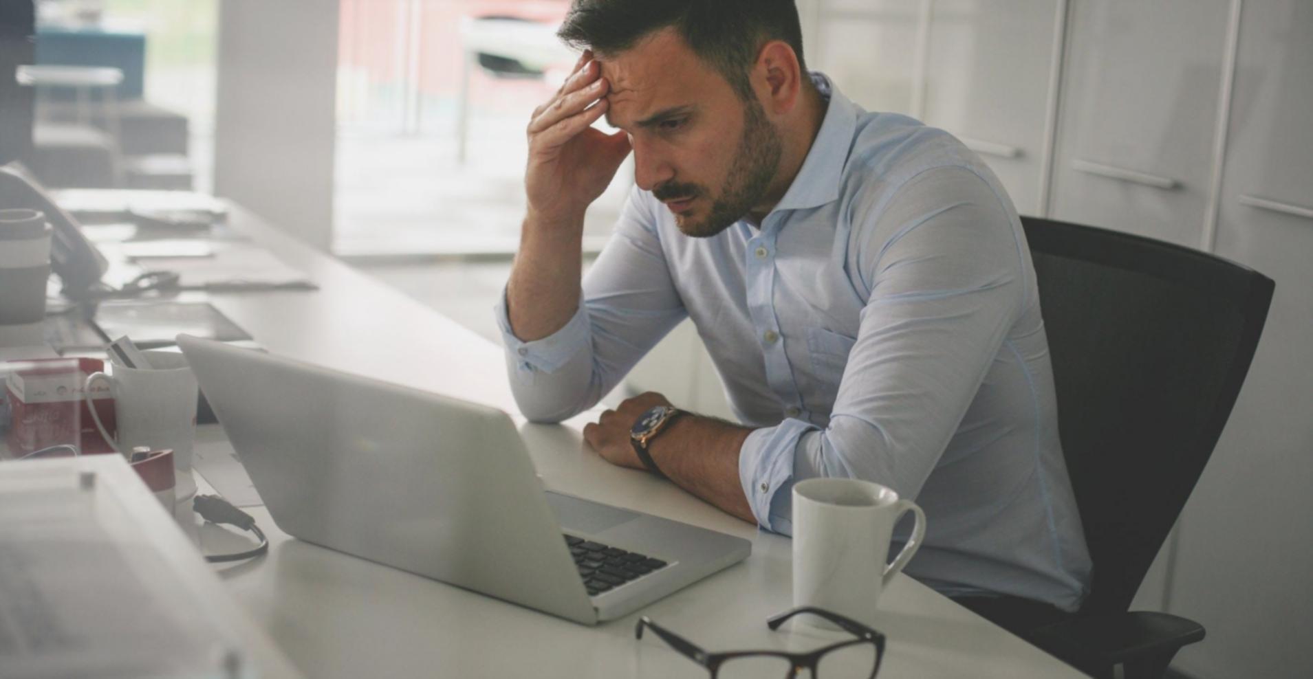 Person bei Entspannungsübung in ruhiger Umgebung