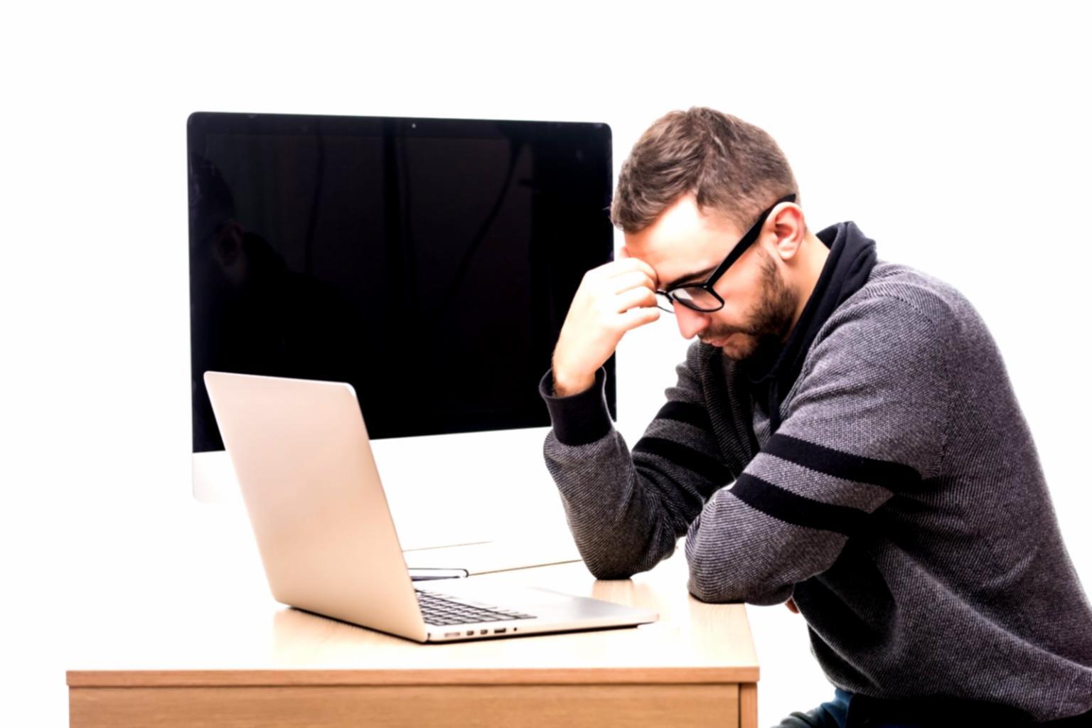 Teilnehmer beim Anwenden von Entspannungstechniken